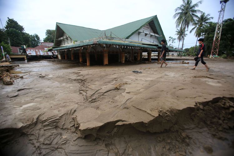 Aceh, banjir aceh, banjir di aceh, bencana Aceh, longsor aceh, banjir di aceh 2025, Banjir Aceh Parah, Gubernur Mualem: Seakan Mengalami Tsunami Kedua..., Terisolasi, Komunikasi Putus, Jalan Nasional Tidak Bisa Dilewati, 12 Tower Listrik Roboh, Hercules hingga Helikopter Dikerahkan, “Aceh Seakan Mengalami Tsunami Kedua”, PLN Kerahkan Kekuatan Nasional untuk Pemulihan