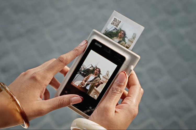 Fujifilm, kamera selfie, kamera instax, InstaX Mini Liplay Plus, harga InstaX Mini Liplay Plus, spesifikasi InstaX Mini Liplay Plus, kamera polaroid, kamera polaroid instax, polaroid fujifilm, FujiFilm InstaX Mini Liplay Plus Meluncur, Kini Dilengkapi Kamera Selfie