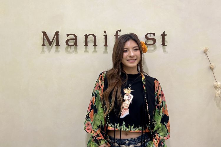 perawatan rambut, rambut diwarnai, kesehatan rambut, Rambut yang diwarnai, Wulan Guritno, tips perawatan rambut, Shalom Razade, rambut yang diwarnai, 4 Tips Merawat Rambut yang Diwarnai ala Shalom Razade, 1. Rutin keramas sesuai kebutuhan kulit kepala, 2. Gunakan conditioner setelah keramas, 3. Lakukan scalp detox dan perawatan rambut tambahan, 4. Minum air putih agar rambut tetap terhidrasi