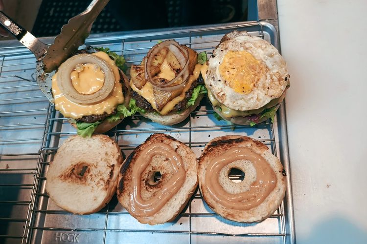 Surabaya, burger, Burger, Meksiko, cheeseburger, Ada Burger Bolong Isi Daging dan Potongan Nanas di Surabaya, Seperti Apa?