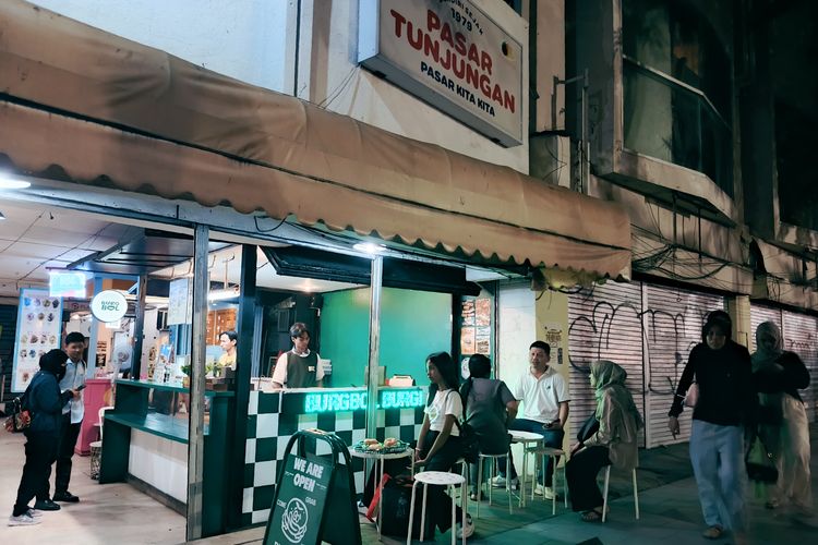 Surabaya, burger, Burger, Meksiko, cheeseburger, Ada Burger Bolong Isi Daging dan Potongan Nanas di Surabaya, Seperti Apa?