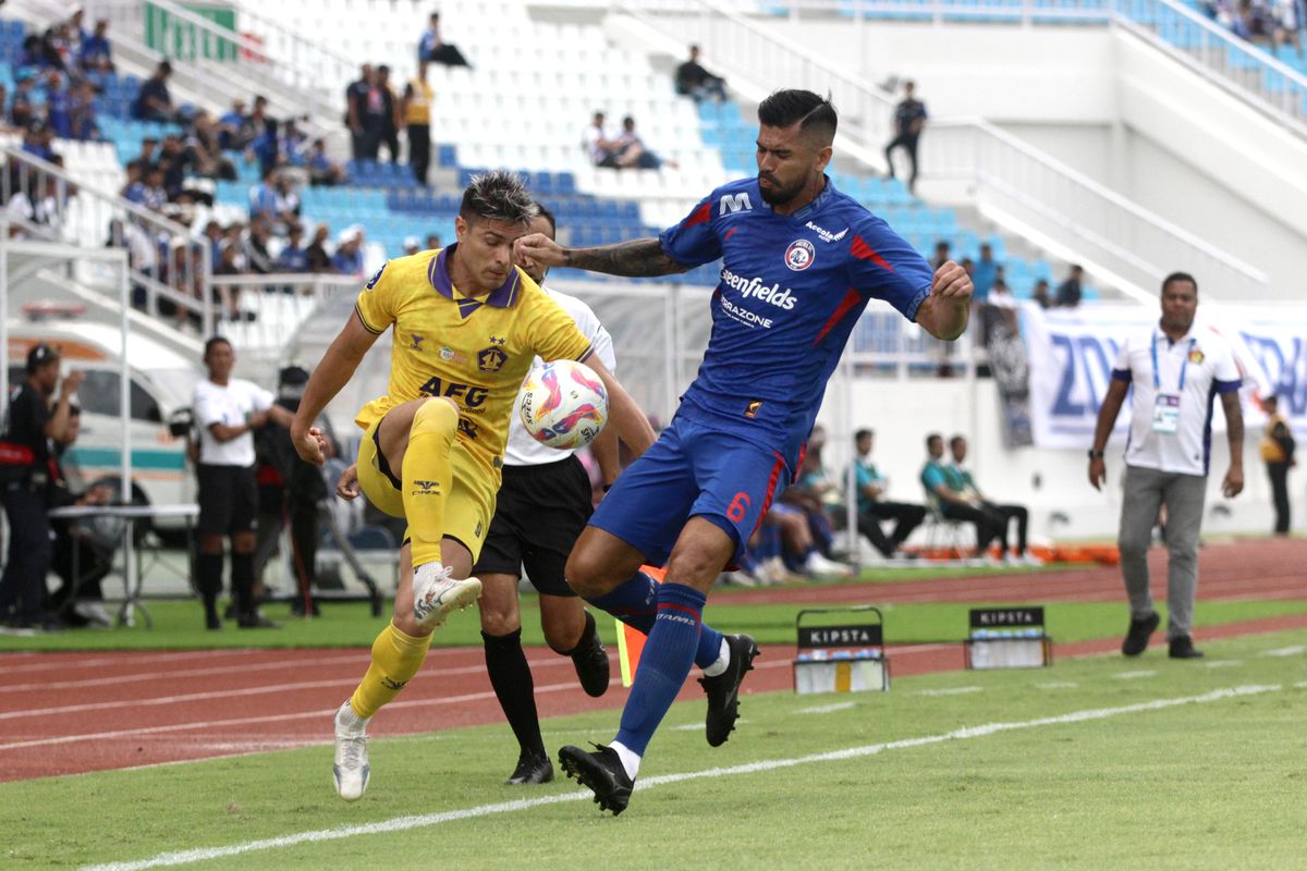 Arema FC, Persik, Liga 1 2024-2025, PSBS Biak, Semen Padang, pelemparan batu bus Persik Kediri, Merasa Kecewa, Manajemen Arema FC Pertimbangkan Tinggalkan Kanjuruhan