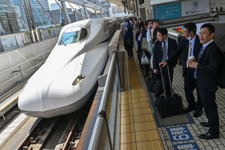 Shinkansen, shinkansen, Shinkansen di Jepang Terlambat, Shinkansen di Jepang Terlambat Gara-gara Ular, Shinkansen di Jepang Terlambat Gara-gara Ular Nyangkut di Kabel