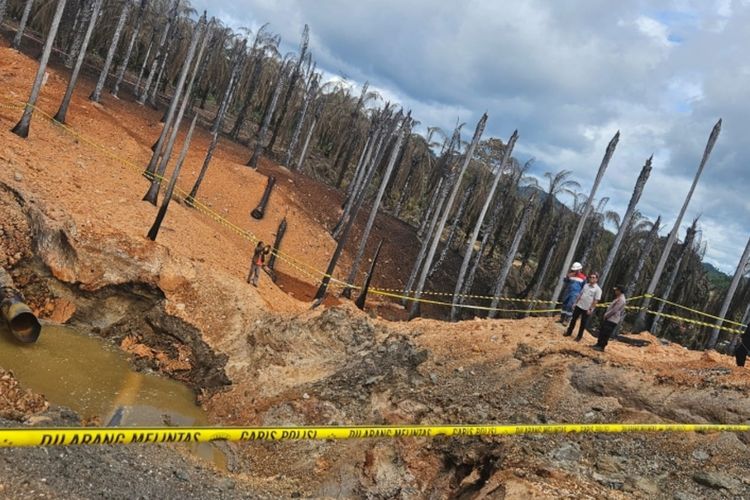 pipa gas, Inhil, Riau, Warga Mengira Pesawat Jatuh, Ini 7 Fakta Mencekam Ledakan Pipa Gas PT TGI di Indragiri Hilir, 1. Kronologi Ledakan: Dentuman Dikira Pesawat Jatuh, 2. Semburan Api Setinggi 15 Meter Selama 14 Jam, 3. Korban Luka dan Dampak Kerusakan Material, 4. Jalan Lintas Timur Sumatera Riau-Jambi Lumpuh, 5. Analisis Pakar: Diduga Akibat Korosi Pipa, 6. Langkah Penanganan PT TGI dan Komitmen Ganti Rugi, 7. Penyelidikan Tim Labfor Polda Riau