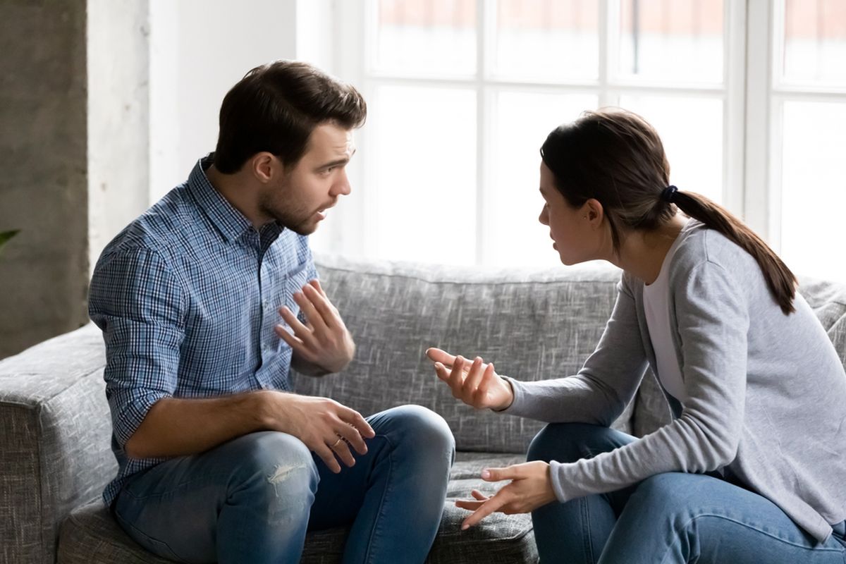Gaslighting adalah, Gaslighting, gaslighter, gaslighting dalam hubungan, kenapa seseorang melakukan gaslighting, alasan gaslighting, gaslighting arti, gaslighting contoh, gaslighting apa, Mengapa Seseorang Melakukan Gaslighting dalam Hubungan? Simak Studi Terbaru, 1. Love-bombing, 2. Mengisolasi korban, 3. Perubahan sikap yang tidak terduga, 4. Memberi hukuman diam