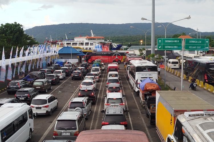 Gilimanuk, angkutan barang, Kemenhub, Pelabuhan Gilimanuk, Kemacetan Horor di Pelabuhan Gilimanuk, Menhub Soroti Truk Bandel