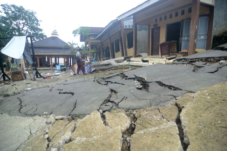 Tegal, Jawa Tengah, Update Tanah Bergerak di Tegal: 2.453 Warga Mengungsi, Relokasi Disiapkan
