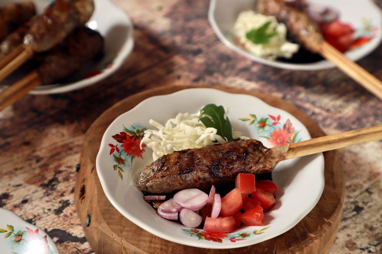 kuliner, TasteAtlas, Solo, 9 Kuliner Tradisional di Surakarta Rekomendasi TasteAtlas, Sudah Coba?, 1. Nasi Liwet, 2. Bakso Solo, 3. Tengkleng, 4. Serabi Solo, 5. Perkedel, 6. Sate Buntel, 7. Selat Solo, 8. Soto Ayam, 9. Ayam Penyet