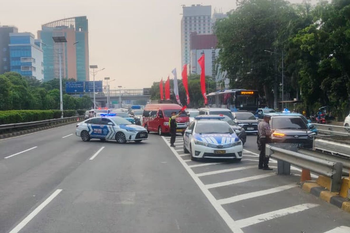 demo, DPR RI, rekayasa lalu lintas, kendaraan bermotor, jalur alternatif, demo  mahasiswa ricuh di DPR, Massa Demo di DPR Masuk Jalan Tol Dalkot, Simak Jalur Alternatifnya