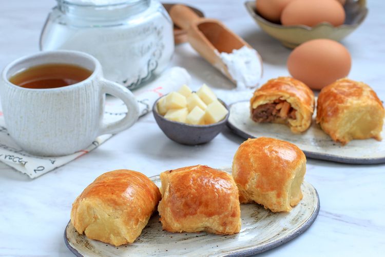 resep pisang bolen, camilan pisang, resep kulit pastry, resep pisang bolen renyah dan empuk, pisang bolen tanpa korsvet, pisang bolen ekonomis, cara membuat bolen berlapis, Resep Pisang Bolen No Puff Pastry, Berlapis Sempurna, Cuma Pakai Margarin Biasa, Resep Pisang Bolen Homemade, Cara Membuat Pisang Bolen Homemade, Tips agar Lapisannya Kering dan Renyah, Hasil Akhir