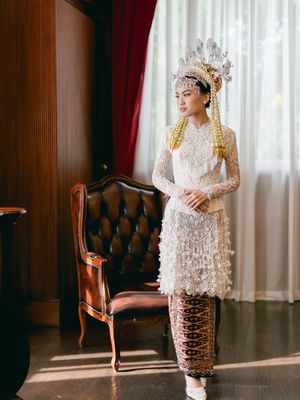 Alya Rohali, pernikahan anak alya rohali, namira adjani, 6 Gaya Pernikahan Namira Adjani Putri Alya Rohali, Anggun dalam Balutan Adat Betawi, 1. Kebaya putih rancangan Didiet Maulana, 2. Siger Betawi berhias bunga melati segar, 3. Tata rambut tradisional oleh Woko S, 4. Makeup natural karya Marlene Hariman, 5. Alas kaki selaras dengan kain dan aksesori, 6. Prosesi adat meriah bersama sanggar Nusantara