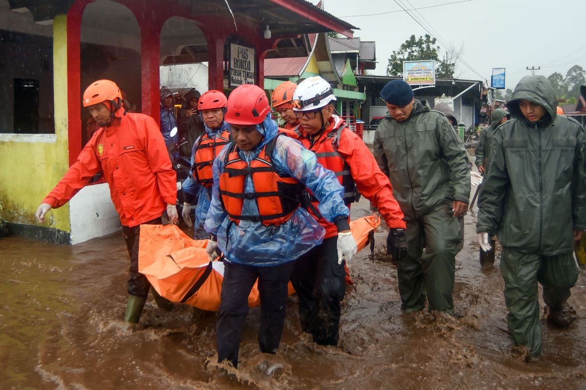 BNPB, korban longsor, korban banjir sumut, korban banjir sumbar, Korban bencana Aceh, korban bencana banjir, Update Terbaru BNPB: Total Korban Meninggal Bencana Banjir-Longsor di Sumatra Tembus 303 Orang, Di Mana Wilayah dengan Dampak Paling Parah?, Bagaimana Kondisi Terkini di Aceh?, Bagaimana Situasi di Sumatra Barat?, Bagaimana Upaya Penanganan yang Sedang Dilakukan?, Apakah Situasi Masih Berpotensi Memburuk?