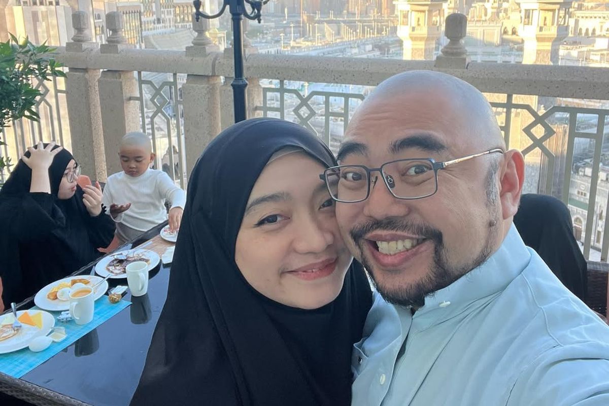 Muliandy Nasution, Muliandy Nasution Suami Desainer Ayu Dyah Meninggal, Ini 7 Potret Kenangan Saat Umrah Bersama, 1. Meninggal dalam kecelakaan di Bangka Barat, 2. Baru saja umrah bersama keluarga, 3. Umrah sebagai kado ulang tahun anak, 4. Sosok suami yang sabar dan ceria, 5. Momen dzikir bersama di depan Ka'bah, 6. Dukungan dari sahabat dan netizen, 7. Dimakamkan di Al-Azhar Memorial Garden