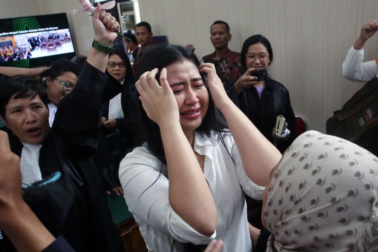 Laras Faizati, BERITA FOTO: Momen Laras Faizati Divonis Bebas Bersyarat, Langsung Menangis di Pelukan Ibu