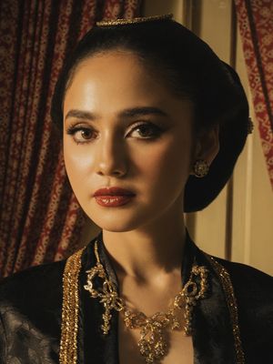 Syifa Hadju, 9 Gaya Prewedding Syifa Hadju–El Rumi, Elegan dalam Nuansa Royal Jawa, 1. Kebaya gelap dengan siluet klasik, 2. Beskap Hitam yang Tegas dan Maskulin, 3. Sanggul Rapi dengan Sentuhan Tradisional, 4. Makeup Semi Bold, 5. Aksesori Emas yang Mewah, 6. Material Beludru yang Berkelas, 7. Palet Warna Bold dan Hangat, 8. Detail Kancing dan Bros Klasik, 9. Potret Bersama Abdi Dalem yang Menguatkan Nuansa Keraton