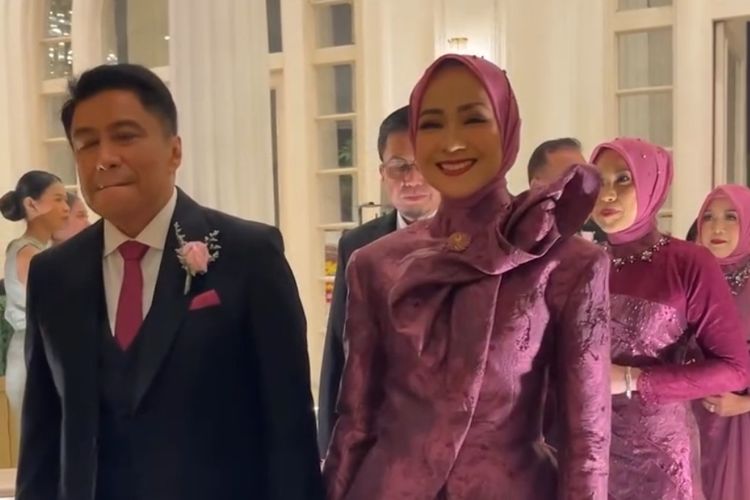 Alya Rohali, pernikahan anak alya rohali, namira adjani, anak Alya Rohali menikah, pernikahan namira adjani, namira adjani anak alya rohali, Gaya Busana Alya Rohali di Pernikahan Anaknya, Elegan dan Penuh Warna