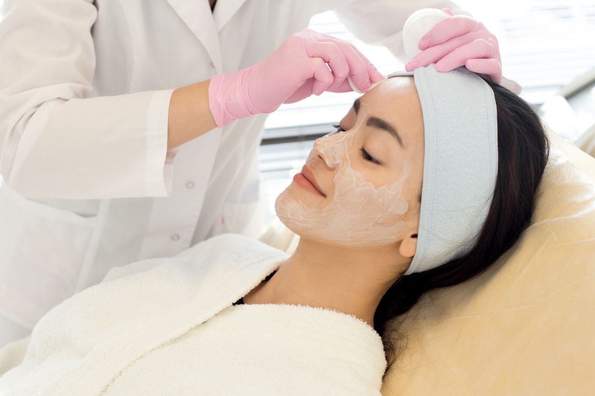 facial wajah, sel kulit mati, Facial wajah, kulit glowing, Apakah Rutin Facial Wajah Bikin Glowing atau Efeknya Sementara?