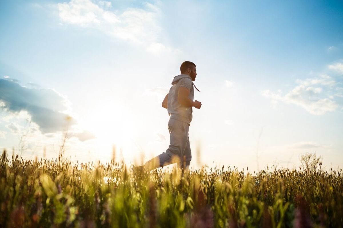5 Tips untuk Tetap Berlari dengan Nyaman Saat Puasa Ramadhan, 1. Sesuaikan porsi latihan lari Anda, 2. Rencanakan waktu latihan, 3. Tetap terhidrasi saat berlari selama Ramadhan, 4. Atur strategi nutrisi dan atur pola makan seimbang, 5. Tidur yang cukup dan pemulihan