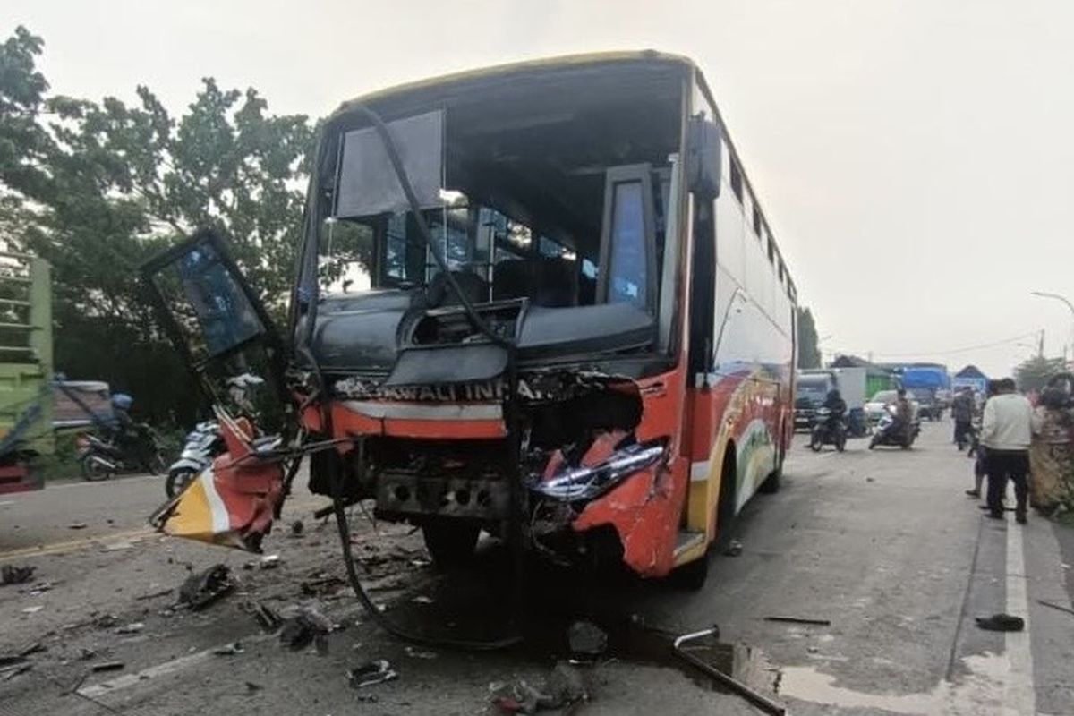 Kecelakaan, kecelakaan, selip, Ban mobil, kecelakaan bus, kecelakaan maut, mobil umrah, Kecelakaan Maut Mobil Rombongan Umrah dengan Bus karena Ban Selip