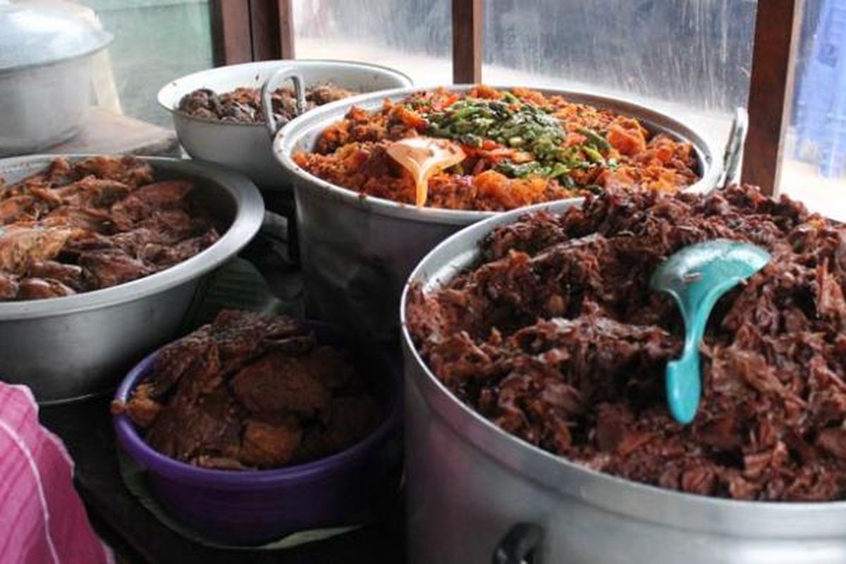 kampoeng legenda mal ciputra 2025, kuliner legendaris yogya, kuliner legendaris yogyakarta di jakarta, itinerary kuliner yogyakarta di kampoeng legenda, itinerary kuliner yogyakarta bujet terjangkau, Itinerary Kulineran Serba Legendaris di Yogyakarta Bujet Rp 150.000, 1. Gudeg Yu Djum (makan pagi), 2. Sate Klathak Pak Pong (makan siang), 3. Apem Beras dan Carabikang Bu Siti Pasar Ngasem Yogyakarta (makan sore), 4. Bolosego (makan malam)