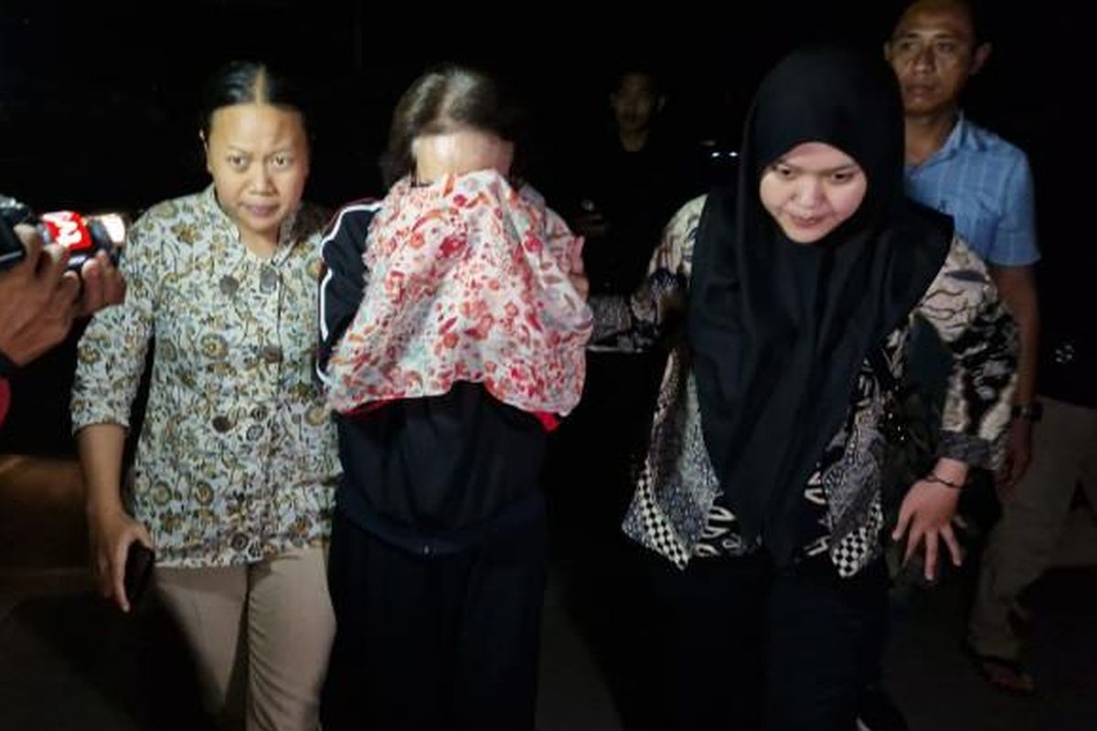 perdagangan bayi, Bayi Dijual, Bandung, bandung, bayi dijual, popo ditangkap polisi, penjualan bayi, bayi dijual ke singapura, sindikat penjualan bayi ke Singapura dibongkar, sindikat penjualan bayi, sindikat penjualan bayi ke singapura, Penjualan Bayi Bandung, Popo perdagangan bayi, Popo penjualan bayi ke singapura, Popo, Dalang Penjualan Bayi ke Singapura, Perempuan 69 Tahun Penghubung Sindikat Internasional