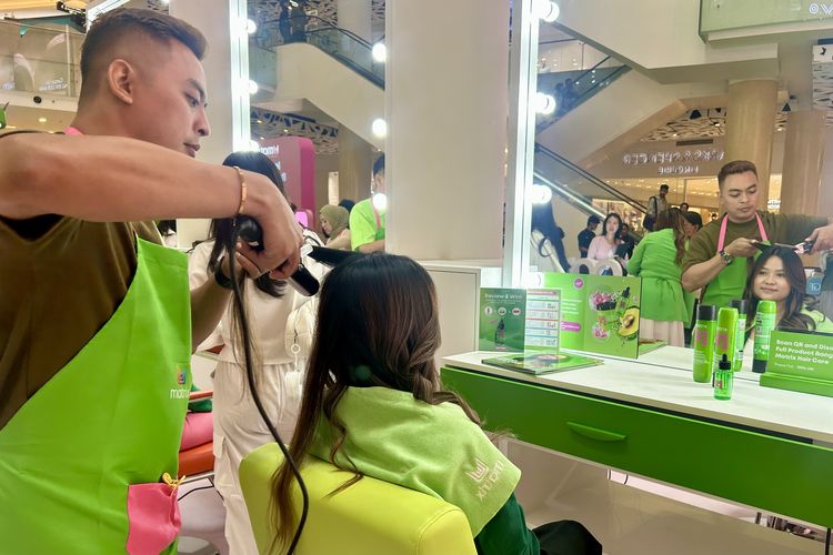 hair oil, rambut kering, hair oil untuk rambut kering dan mengembang, cara memakai hair oil, kandungan hair oil yang bagus, Mengapa Rambut Kering Perlu Hair Oil Setelah Keramas, Rambut kering butuh nutrisi tambahan, Perlindungan dari kerusakan akibat styling, Cara tepat menggunakan hair oil, Pilih hair oil dengan kandungan yang tepat