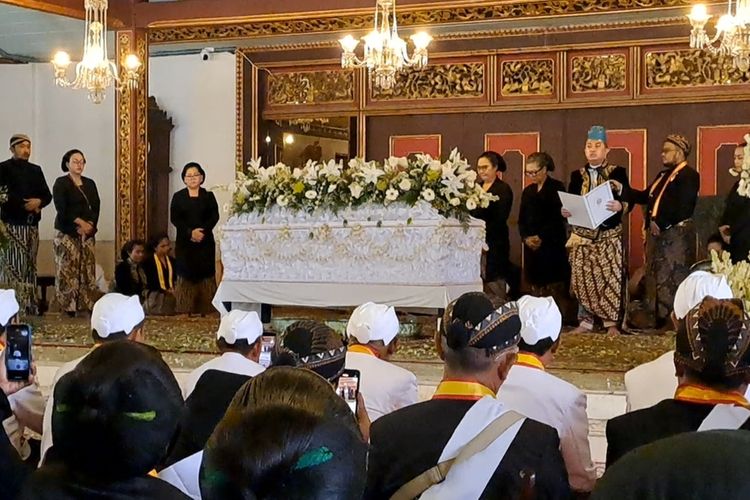 Parang Barong, KGPH Purubaya, pelepasan jenazah PB XIII, makna parang barong, parang barong, parang barong batik, kgph purubaya, kgph burupaya naik takhta, pelepasan jenazah pb xiii, motif batik parang barong memiliki makna, Makna Parang Barong yang Dipakai KGPH Puruboyo Saat Pelepasan Jenazah PB XIII, Menurut Pakar