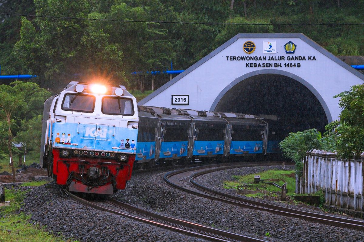 kereta api, hut ke 80 ri, Libur panjang HUT ke 80 RI, Libur Panjang HUT ke-80 RI, Penjualan Tiket Kereta Tembus 390.000 Lembar