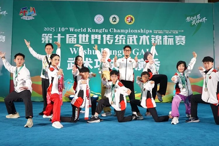 Krisdayanti, Kris Dayanti, kris dayanti wushu, krisdayanti wushu, krisdayanti raih medali perak, 7 Gaya Kris Dayanti Saat Raih Medali Perak di World Kungfu Championship, Nuansa Ceria, 1. Dominasi warna merah muda, 2. Motif bordir burung, 3. Kancing depan Shanghai style, 4. Siluet longgar yang tetap proporsional, 5. Jaket putih dengan emblem kontingen, 6. Rambut dikuncir rapi dengan makeup fresh, 7. Medali perak