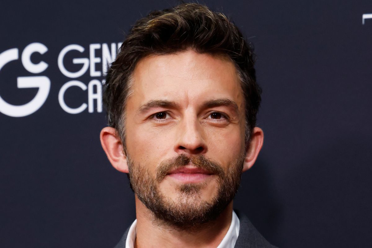 John Krasinski, jonathan bailey, majalah people, Bridgeton, Jonathan Bailey Dinobatkan Jadi Pria Terseksi Dunia 2025