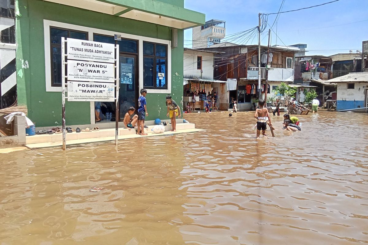 motor listrik, banjir, hujan, batas aman, Cuaca Ekstrem, Ini Batas Aman Motor Listrik Saat Lewati Banjir