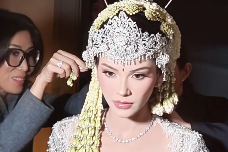 Alyssa Daguise, Perhiasan Alyssa Daguise, pernikahan al ghazali dan alyssa daguise, akad nikah al ghazali, akad nikah Al Ghazali dan Alyssa Daguise, perhiasan Alyssa Daguise dalam akad nikahnya, perhiasan alyssa daguise, cincin alyssa daguise, harga cincin alyssa daguise, Perhiasan Alyssa Daguise Saat Akad Nikah dengan Al Ghazali, Capai Ratusan Juta, 1. Cincin , 2. Kalung berlian, 3. Anting , 4. Gelang 
