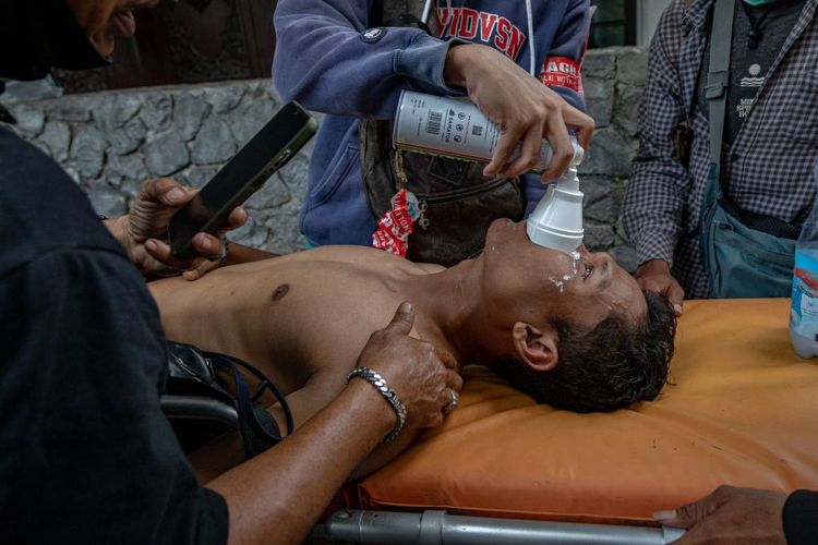 Pati, bupati pati, sudewo kader gerindra, Sudewo, demo bupati pati, demo bupati pati sudewo, sudewo temui warga, bupati pati demo, sudewo tolak mundur dari jabatannya, demo bupati pati ricuh, sudewo bupati pati, bupati pati didemo, demo bupati pati hari ini, Gas Air Mata di Alun-alun Pati dan Puncak Kemarahan Warga ke Bupati Sudewo