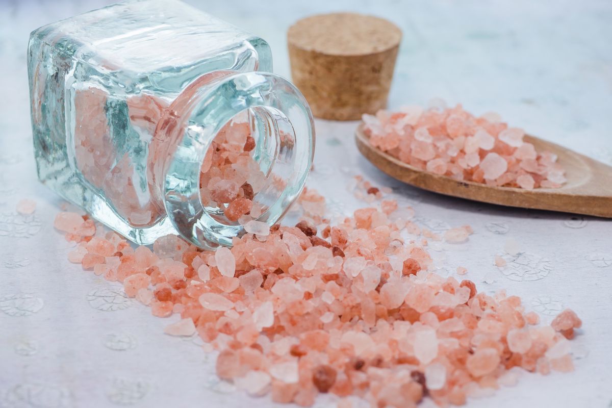 membakar lemak, pink salt, Menurunkan berat badan, Air lemon, Viral “Pink Salt Trick” untuk Diet, Benarkah Bisa Turunkan Berat Badan?, Tidak terbukti membakar lemak, Apa bedanya dengan garam biasa?, Manfaat pink salt yang sebenarnya, Waspadai asupan natrium