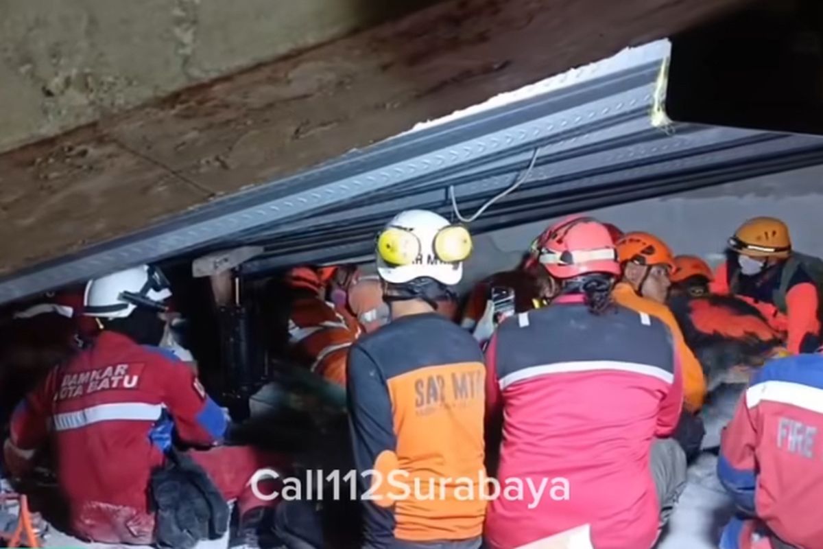 sidoarjo, Al Khoziny, al khoziny buduran sidoarjo, Ponpes Al Khoziny, ponpes al khoziny ambruk, ponpes al khoziny buduran, al khoziny sidoarjo, bangunan pondok al khoziny ambruk, ponpes al khoziny buduran sidoarjo, al khoziny buduran, ponpes al khozini roboh, bangunan pesantren runtuh, Tim SAR Merayap Tiga Jam di Bawah Beton Evakuasi Santri Ponpes Al Khoziny Sidoarjo