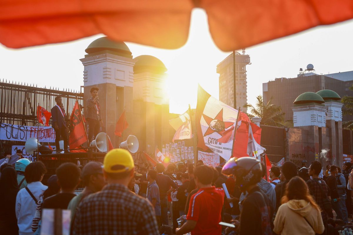 dampak paparan konten demo pada anak, konten demo, cara menjelaskan soal demo pada anak, cara menjelaskan konten demo pada anak, dampak psikologis paparan konten demo pada anak, Ketahui Dampak Psikologis Anak Terpapar Konten Demo dan Cara Bijak Menjelaskannya, Beri tahu soal demo dalam bahasa yang mudah dimengerti, Tak perlu rincikan aksi anarkisme yang anak lihat, Seperti apa konsep demo yang diketahui anak?, Batasi penggunaan media sosial dan televisi