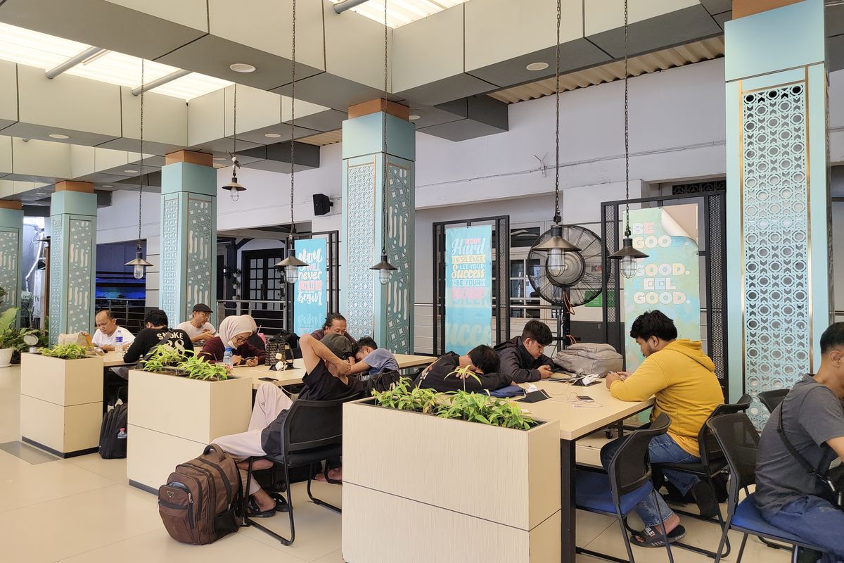 Stasiun Pasar Senen, spot colokan di Stasiun Pasar Senen, ruang tunggu di Stasiun Pasar Senen, Lokasi Ruang Tunggu di Stasiun Pasar Senen, Ada Spot Colokan