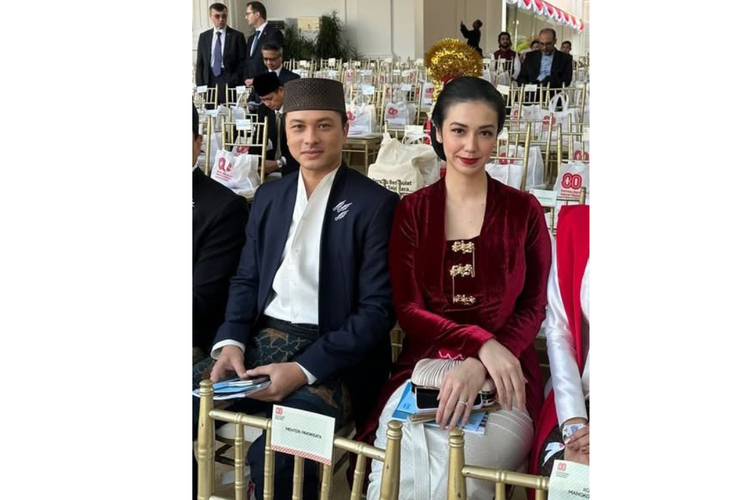 Nicholas Saputra, wastra nusantara, hut ke 80 ri, busana nicholas saputra, gaya nicholas saputra, 6 Gaya Nicholas Saputra dengan Busana Nusantara, Pakai Songkok Anyaman di HUT ke-80 RI, 1. Outer tenun kasual, 2. Beskap Jawa, 3. Nuansa adat di acara resmi, 4. Busana adat Bali dengan udeng, 5. Songkok anyaman, 6. Beskap hitam