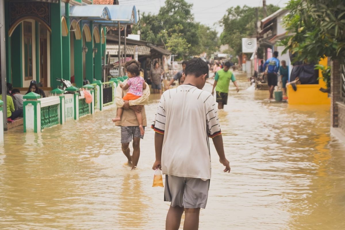 7 Arti Mimpi Banjir, Berkaitan dengan Tekanan Mental dan Emosi, 1. Rumah kebanjiran, 2. Air banjir keruh atau berlumpur, 3. Mengemudi di jalan yang kebanjiran, 4. Banjir disertai hujan lebat, 5. Ada sesuatu yang berbahaya di air banjir, 6. Ada orang lain bersama saat banjir, 7. Tempat kerja kebanjiran