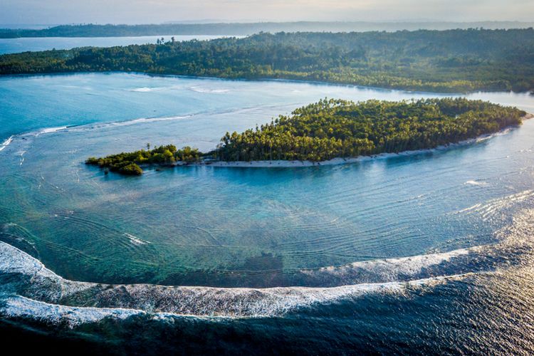 Bali, 6 Tempat Wisata Indonesia yang Pernah Dikunjungi Artis Hollywood dan Tokoh Dunia, 1. Bali (Ubud dan Uluwatu), 2. Pulau Komodo, Nusa Tenggara Timur, 3. Candi Borobudur, Magelang, 4. Taman Nasional Gunung Leuser, Aceh dan Sumatra Utara, 5. Pulau Moyo, Nusa Tenggara Barat, 6. Mentawai, Sumatra Barat