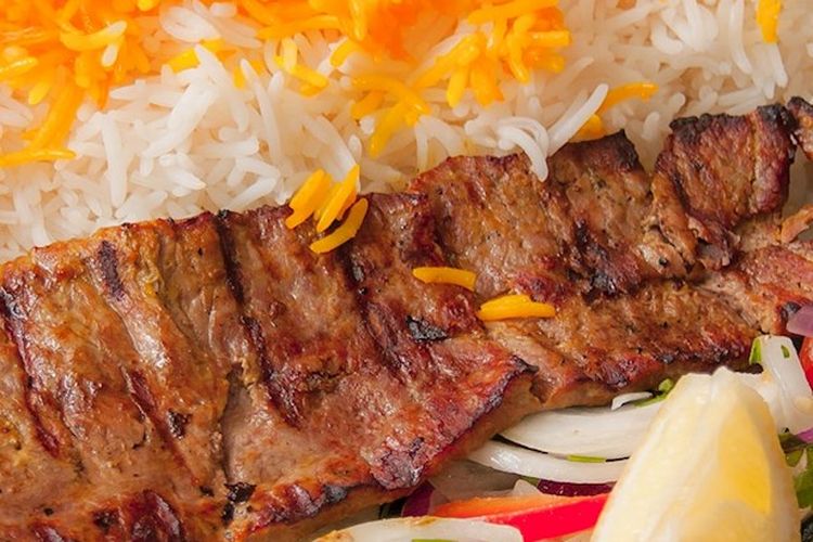 makanan populer di Iran, Makanan khas Iran, 5 Makanan Populer di Iran Versi Taste Atlas 2026, Ada Tahchin hingga Kebab Spesial, 1. Chelo kabab, 2. Khoresh, 3. Kabab barg, 4. Tahchin, 5. Ghormen sabzi