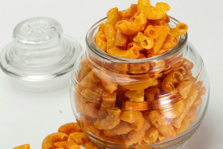 camilan pedas untuk jualan, ide usaha snack pedas, resep camilan kering awet, keripik pedas renyah, 10 Camilan Pedas untuk Jualan, Renyah Tahan Berminggu-minggu, 1. Kerupuk Seblak Kering, 2. Makaroni Goreng Pedas, 3. Keripik Tahu Bulat Pedas, 4. Keripik Singkong Balado, 5. Keripik Kaca Pedas, 6. Keripik Usus Ayam Pedas, 7. Keripik Pangsit Bawang Pedas, 8. Kerupuk Kulit Sapi (Rambak), 9. Basreng Mi Instan, 10. Basreng Ikan Pedas (Bakso Goreng)