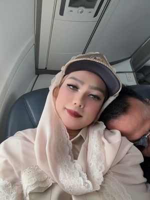 noni Belanda, Sarifah Suraidah, 9 Gaya Sarifah Suraidah Istri Gubernur Kaltim, Glamor bak Noni Belanda, 1. Gaun Floral dan Topi Lebar, 2. Abaya Hijau Emerald dengan Detail Etnik, 3. Dress Floral dan Topi Putih, 4. Dress Ungu Pastel dengan Tas Senada, 5. Dress Nuansa Emas Berhias Detail Bordir, 6. Gaun Putih Transparan Berlapis, 7. Topi Jerami dengan Aksen Pita Merah, 8. Outfit Serba Beige saat di Pesawat, 9. Dress Pink Lembut dengan Statement Necklace