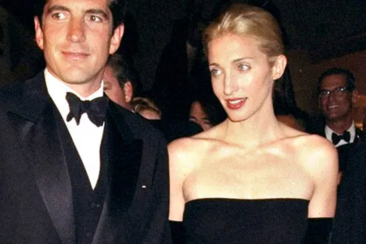 Kisah cinta, Kisah Cinta JFK Jr dan Carolyn Bessette yang Berakhir Tragis, Pertemuan yang langsung menimbulkan ketertarikan, Hubungan yang sempat naik turun, Lamaran yang tidak langsung diterima, Pernikahan tertutup yang ikonik, Tekanan media yang semakin kuat, Pertengkaran yang sempat tertangkap kamera, Cinta yang tetap kuat hingga akhir, Akhir tragis pada 1999
