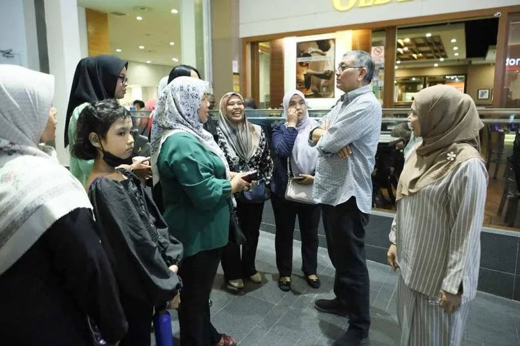 Lombok, Malaysia, Demi Anak, Ibu Asal Malaysia di Lombok Ini Rela Jadi Tukang Sapu Setelah Ditinggal Suami Menikah Lagi, Berawal dari Cinta, Berakhir Nestapa, Menjadi Tukang Sapu Demi Anak, Status Kewarganegaraan Anak yang Berbeda, Proses Repatriasi dan Kerja Sama Dua Negara