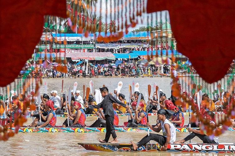 pacu jalur, Pacu Jalur, Kabupaten Kuantan Singingi, Riau, Wisata Riau, wisata, pacu jalur go internasional, asal usul pacu jalur, viral pacu jalur, Asal Usul Pacu Jalur, Awalnya Acara Perayaan HUT Ratu Wilhelmina