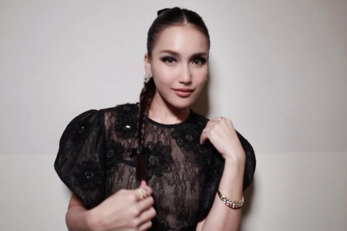 Ayu Ting Ting, Gaya Ayu Ting Ting, Sebastian Gunawan, Sebastian gunawan, Ayu Ting Ting terbaru, busana ayu ting ting, fashion ayu ting ting, gaya ayu ting ting, style ayu ting ting, Gaya Ayu Ting Ting dengan Dress Hitam, Anggun Maksimal