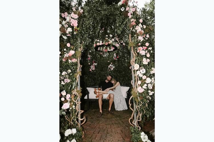 Taylor Swift, Taylor Swift bertunangan, Travis Kelce, taylor swift tunangan, cincin pertunangan Taylor Swift, taylor swift dilamar, pertunangan taylor swift, Taylor Swift resmi bertunangan, tunangan taylor swift, 5 Fakta Pertunangan Taylor Swift dan Travis Kelce, Dilamar di Halaman Rumah, 1. Tunangan setelah dua tahun pacaran, 2. Taylor Swift pakai midi dress Ralph Lauren, 3. Pakai aksesori sederhana, 4. Cincin pertunangan Taylor Swift bertabur berlian, 5. Taylor Swift dilamar di halaman rumah Travis Kelce