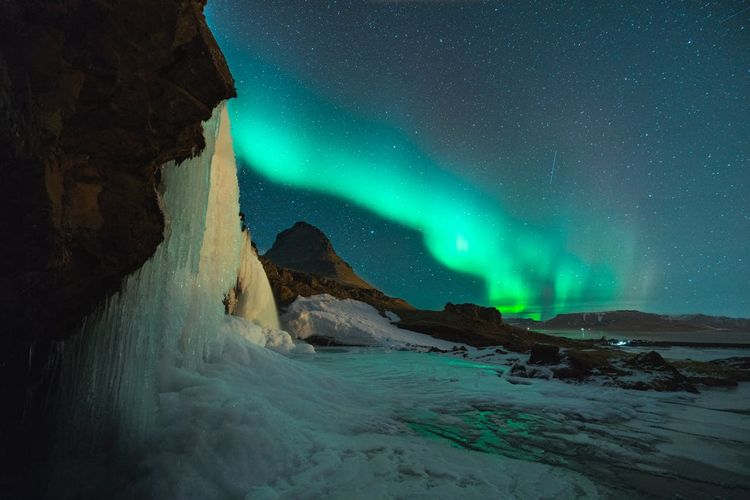 healing, negara paling damai di dunia, Islandia negara paling damai di dunia, negara paling damai, tempat wisata Islandia, tempat wisata negara paling damai di dunia, 8 Tempat Wisata di Negara Paling Damai di Dunia, Cocok Buat Healing!, Reynisfjara, Strokkur, Kirkjufell, Laguna gletser Jökulsárlón, Air terjun Dynjandi, Vatnajökull, Danau Víti, Reykjavik