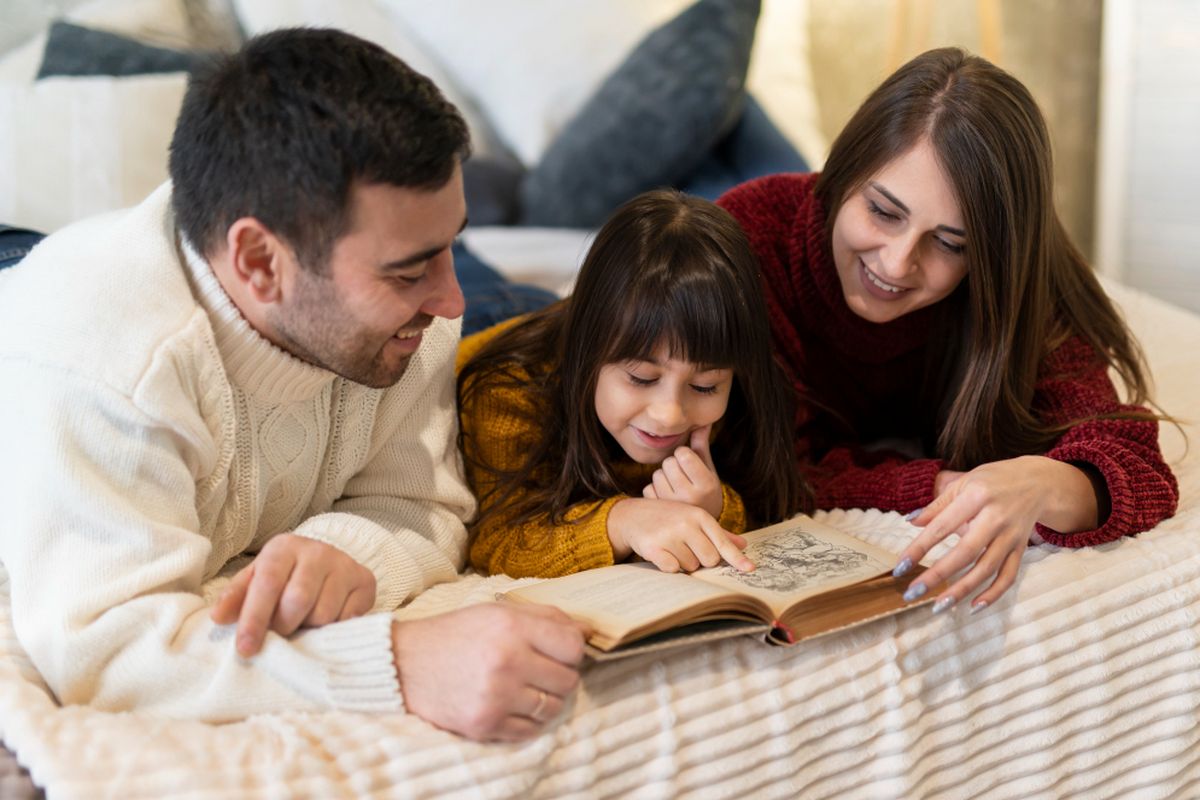 Cara membacakan buku cerita untuk anak, manfaat membaca buku untuk anak, membaca buku untuk anak, membaca buku anak lebih menyenangkan, manfaat membacakan anak buku, membacakan anak buku cerita, membacakan buku pada anak, cara membacakan buku cerita untuk anak, 4 Cara Membacakan Buku untuk Anak, Lebih Menarik dan Interaktif, 1. Ajak anak memahami cerita secara lebih luas, 2. Ajak anak berinteraksi dengan isi buku, 3. Gunakan teknik bermain peran (roleplay), 4. Bangun imajinasi anak dengan pertanyaan terbuka